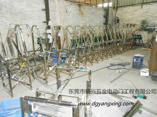 普通伸縮門生產車間